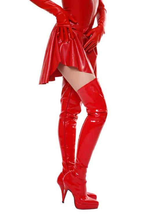 Lackkleid und Lackstiefel in Rot Lackkleid und Lackstiefel in Rot